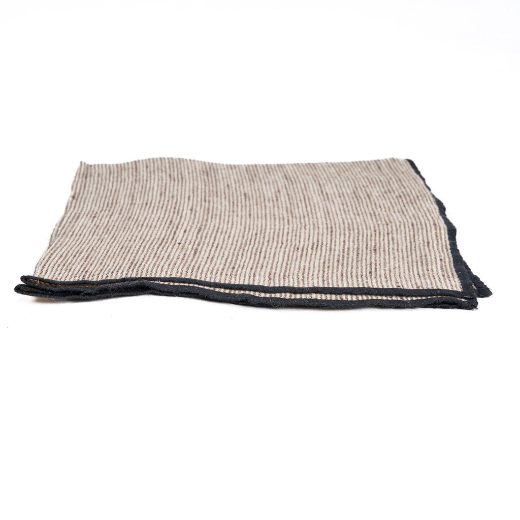 Serviette aus Naturleinen mit Streifen und schwarzem Rand