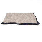 Serviette aus Naturleinen mit Streifen und schwarzem Rand