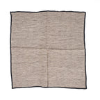 Serviette aus Naturleinen mit Streifen und schwarzem Rand