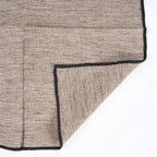 Serviette aus Naturleinen mit Streifen und schwarzem Rand