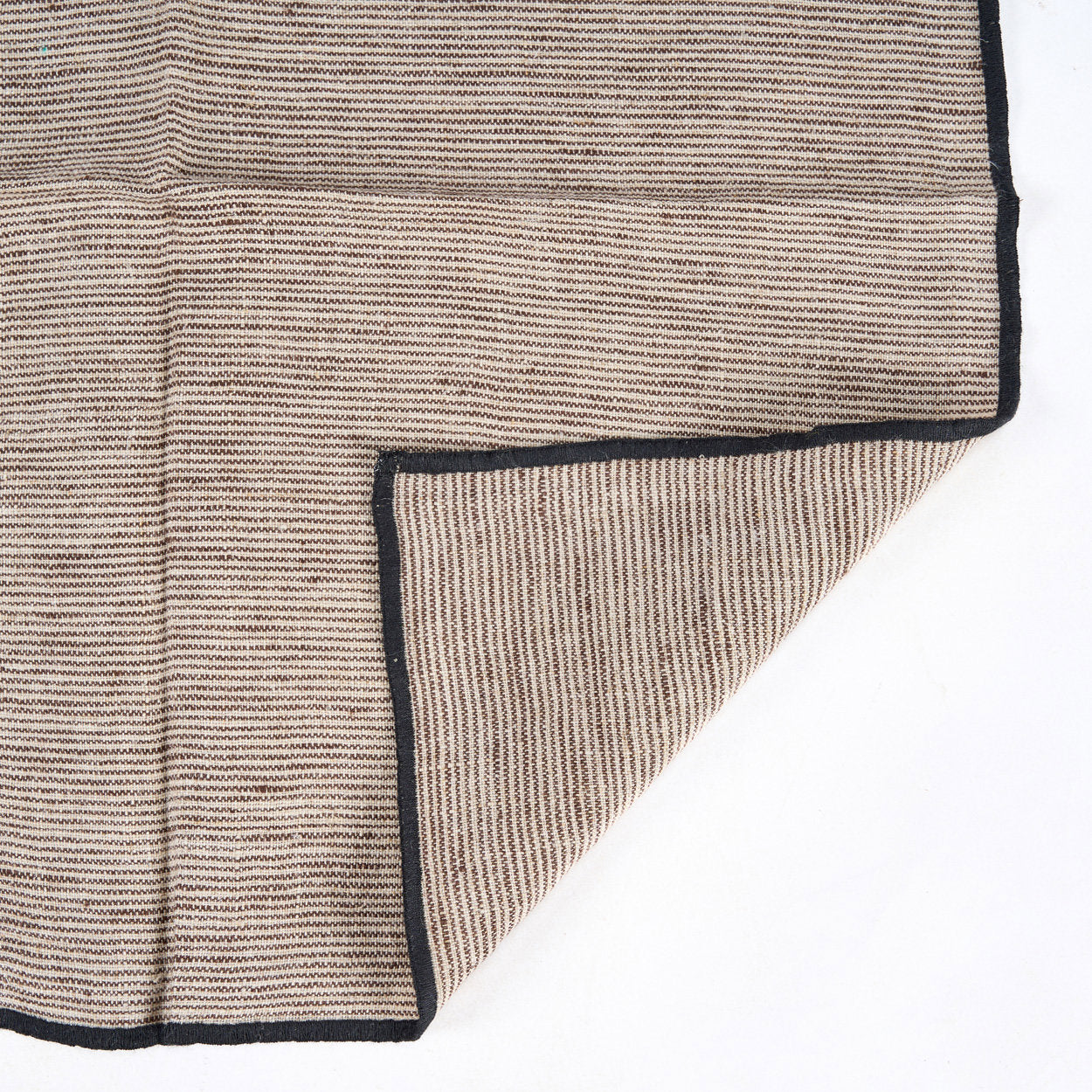 Serviette aus Naturleinen mit Streifen und schwarzem Rand