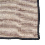 Serviette aus Naturleinen mit Streifen und schwarzem Rand