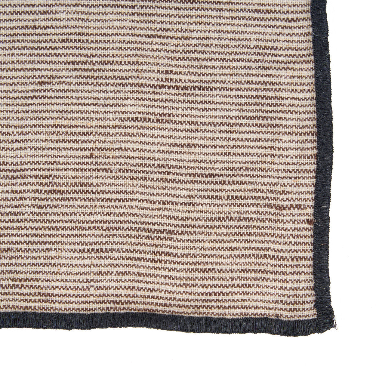Serviette aus Naturleinen mit Streifen und schwarzem Rand
