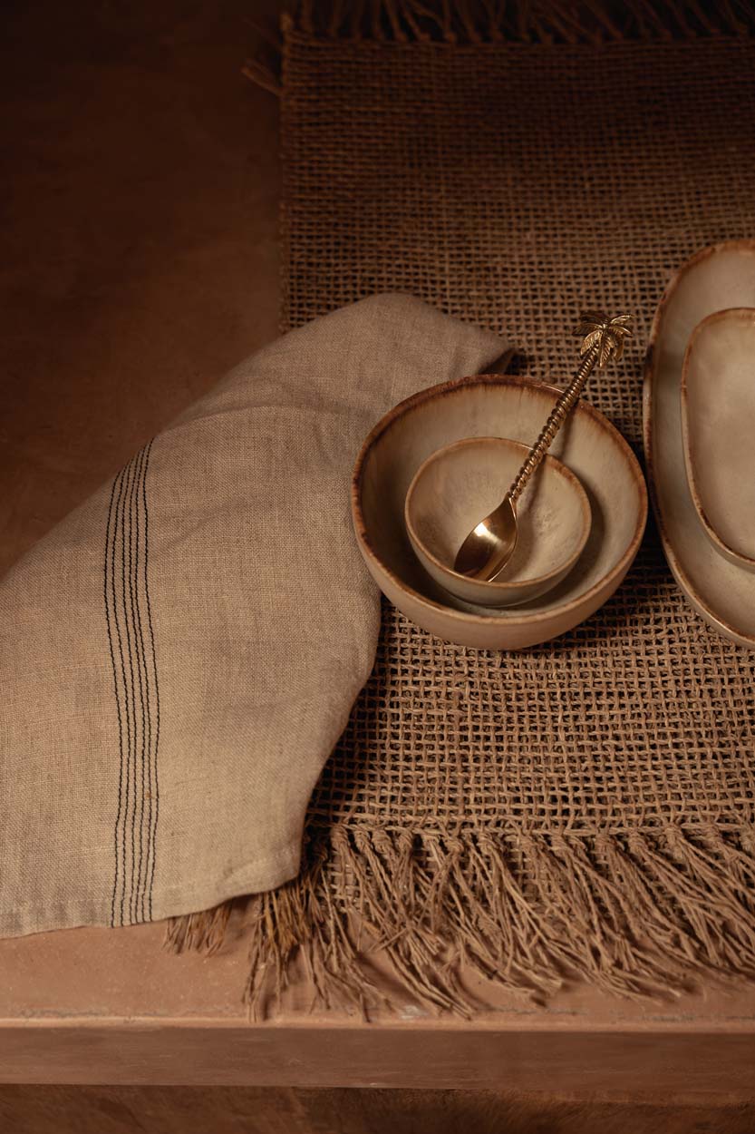 Stoffserviette aus Naturleinen, gestreift in Schwarz und Beige