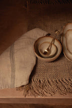 Stoffserviette aus Naturleinen, gestreift in Schwarz und Beige