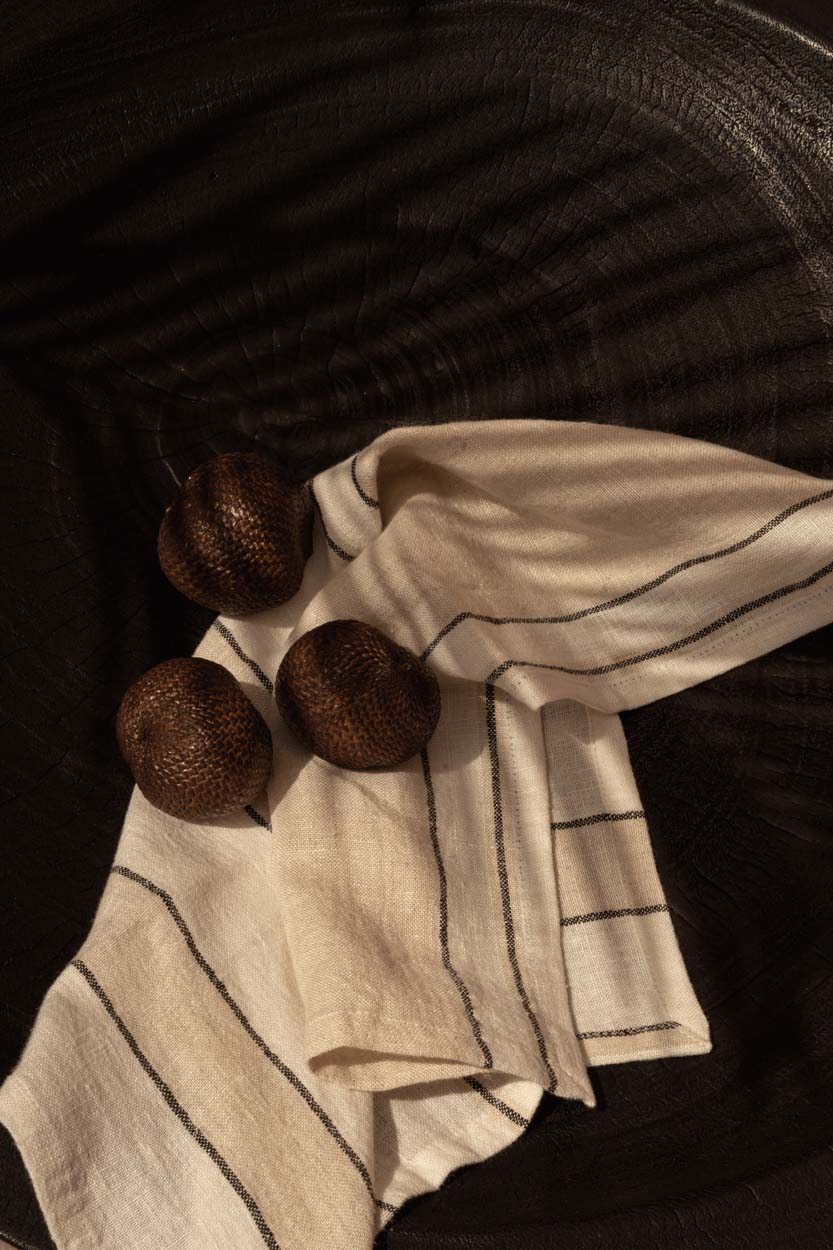 Stoffserviette aus Naturleinen, gestreift in Schwarz und Beige