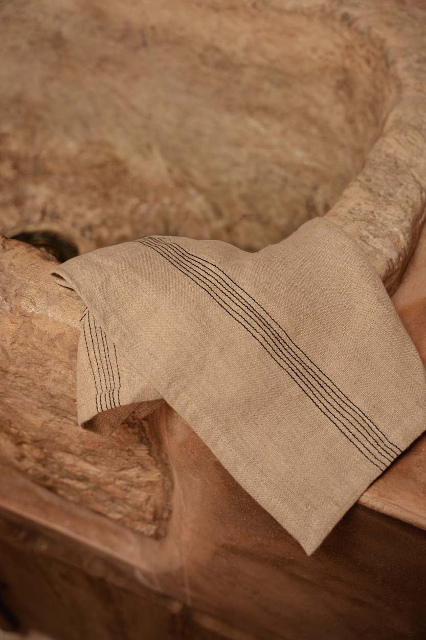 Stoffserviette aus Naturleinen, gestreift in Schwarz und Beige