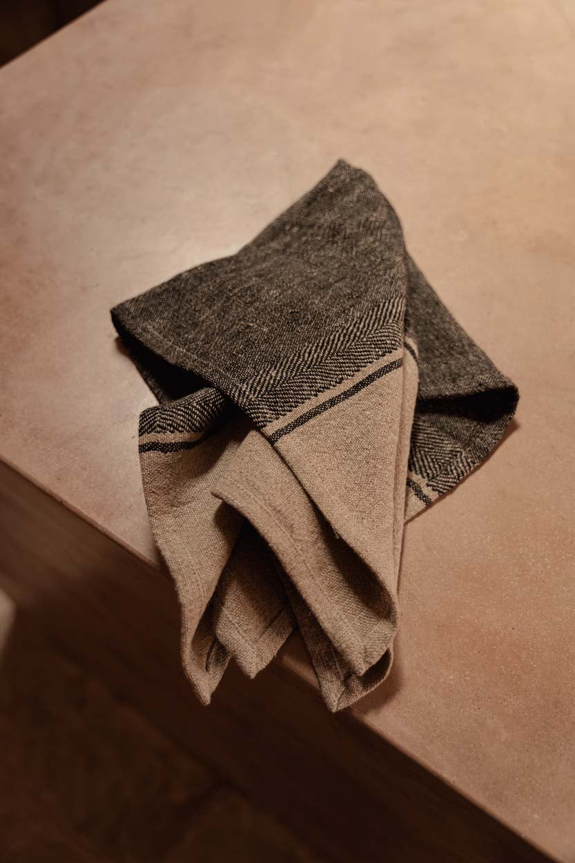 Geschirrtuch aus Naturleinen, gestreift in Beige und Anthrazit