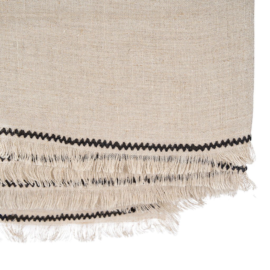 Nappe rectangulaire en lin écru bord noir frangé – 150x300 cm
