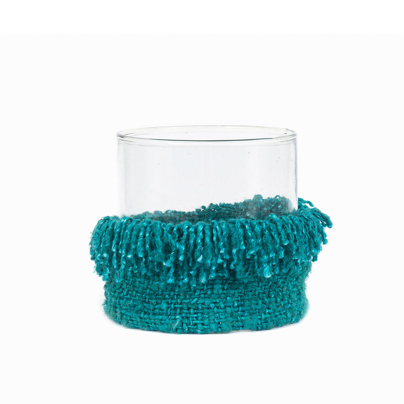 Windlicht aus Glas mit türkisem Webbezug und Fransen – Höhe 15 cm