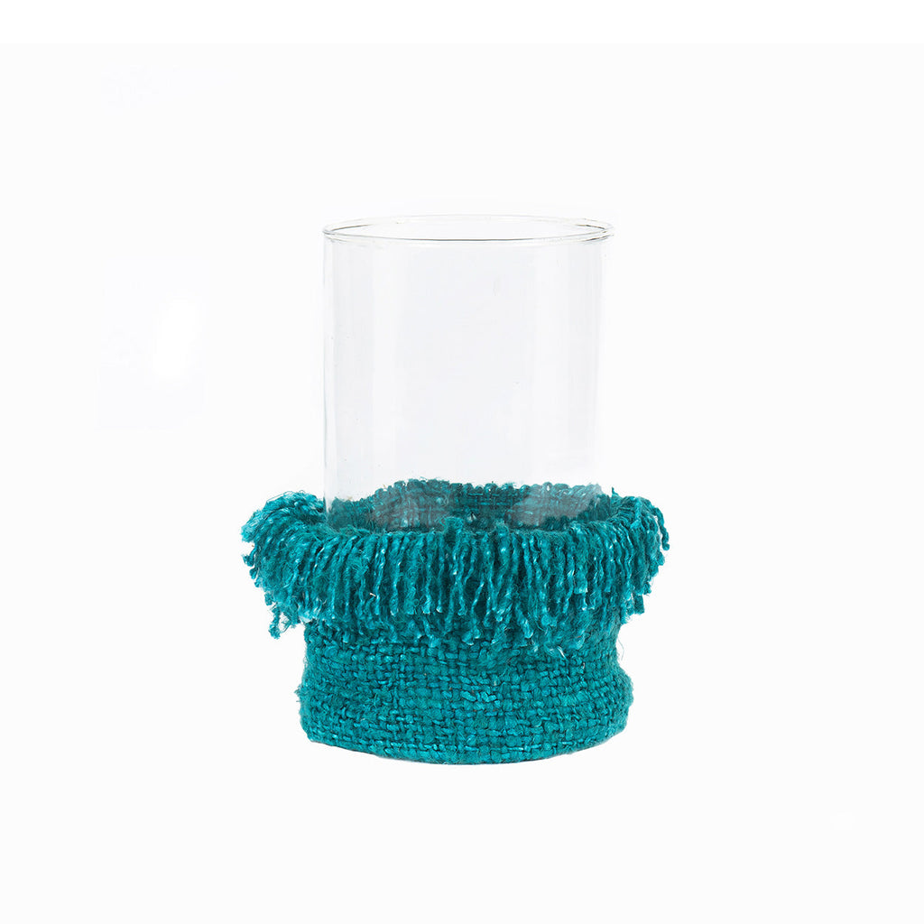 Kerzenhalter aus Glas in Türkis mit XXL-Baumwollfransen