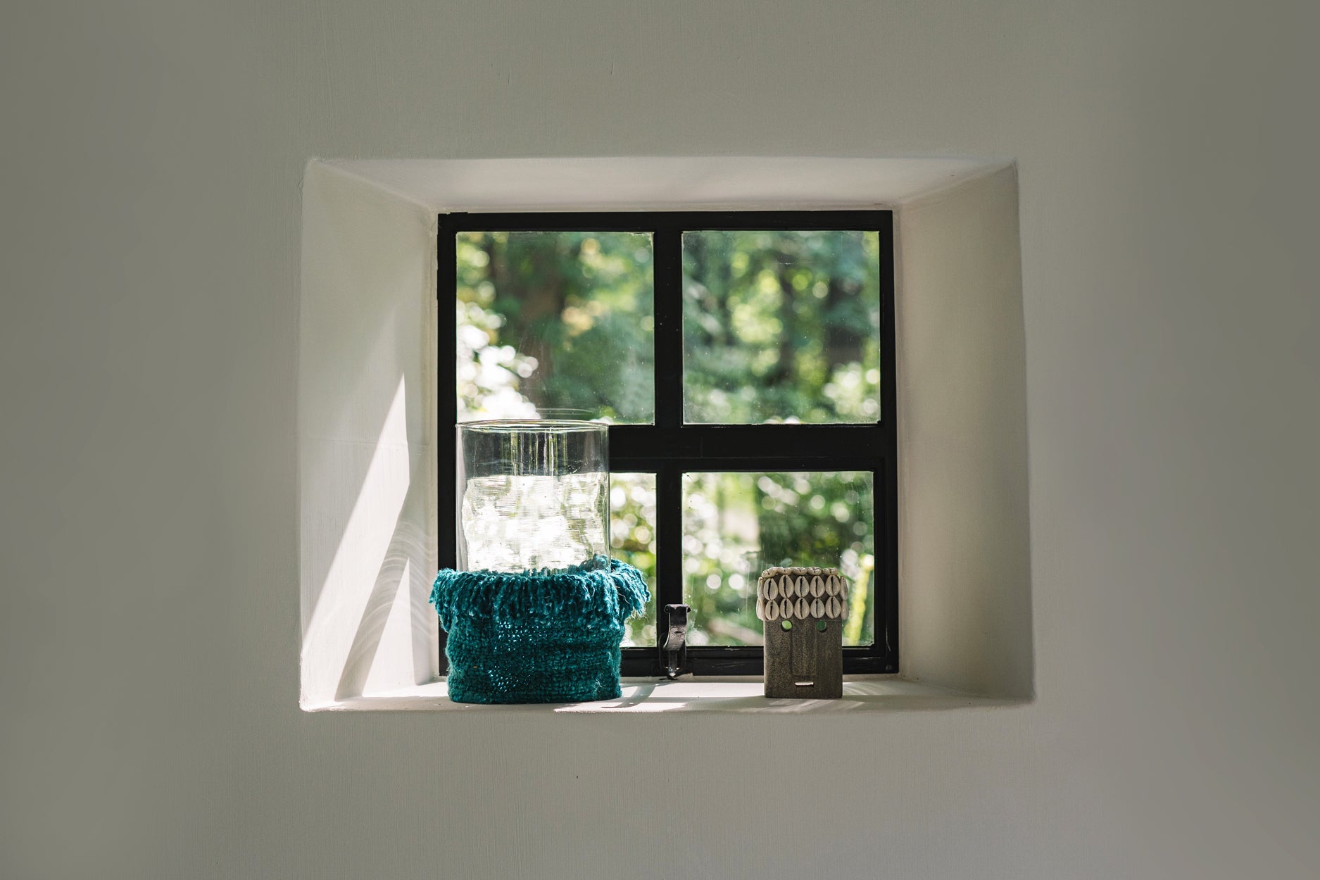 Kerzenhalter aus Glas in Türkis mit XXL-Baumwollfransen
