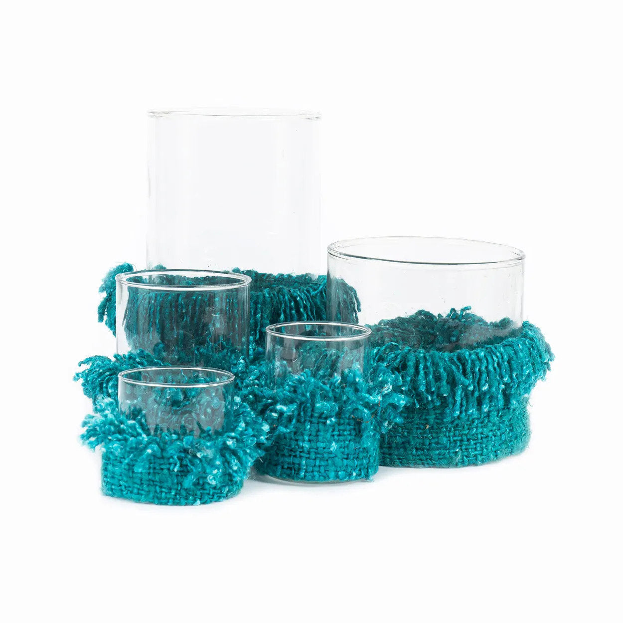 Kerzenhalter aus Glas in Türkis mit XXL-Baumwollfransen