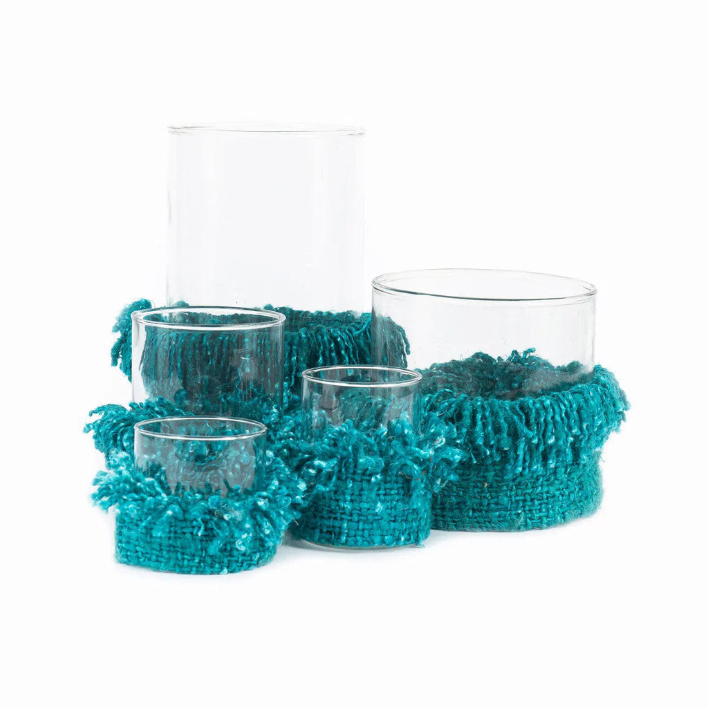 Kerzenhalter aus Glas in Türkis mit XXL-Baumwollfransen