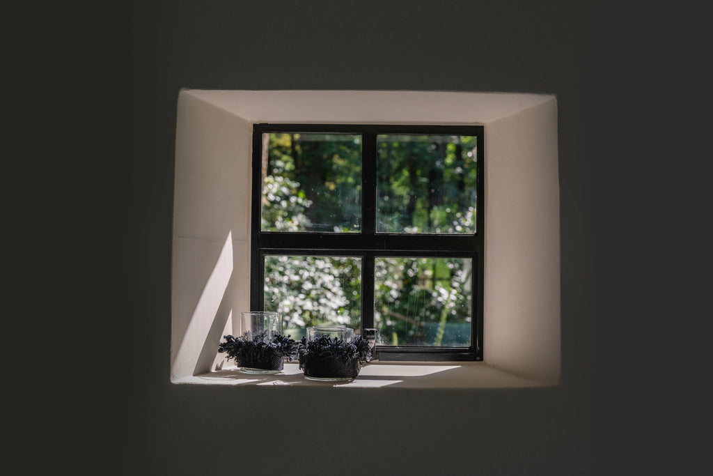Windlicht aus Glas mit schwarzem Samt und Fransen