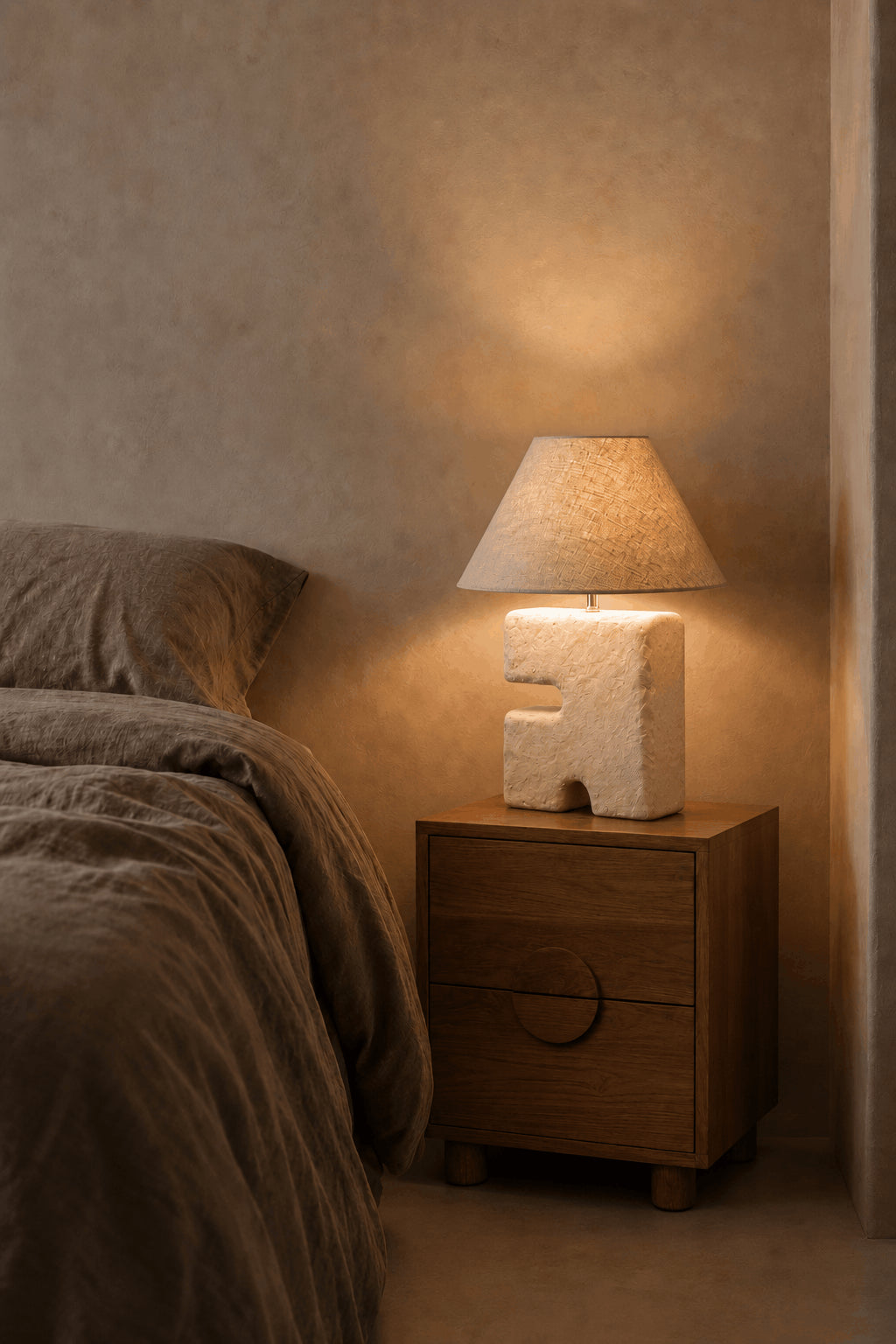 Tischlampe aus weißem Pappmaché fürs Schlafzimmer – H32 cm