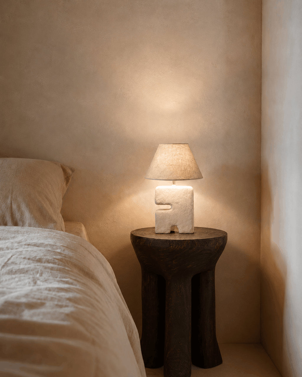 Weiße skulpturale Tischlampe aus Pappmaché für den Nachttisch – H25 cm