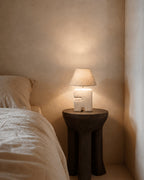 Weiße skulpturale Tischlampe aus Pappmaché für den Nachttisch – H25 cm