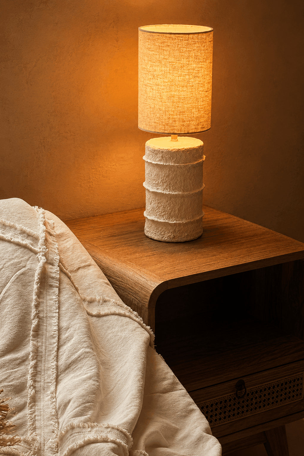 Tischlampe aus Pappmaché in Cremeweiß – H30 cm