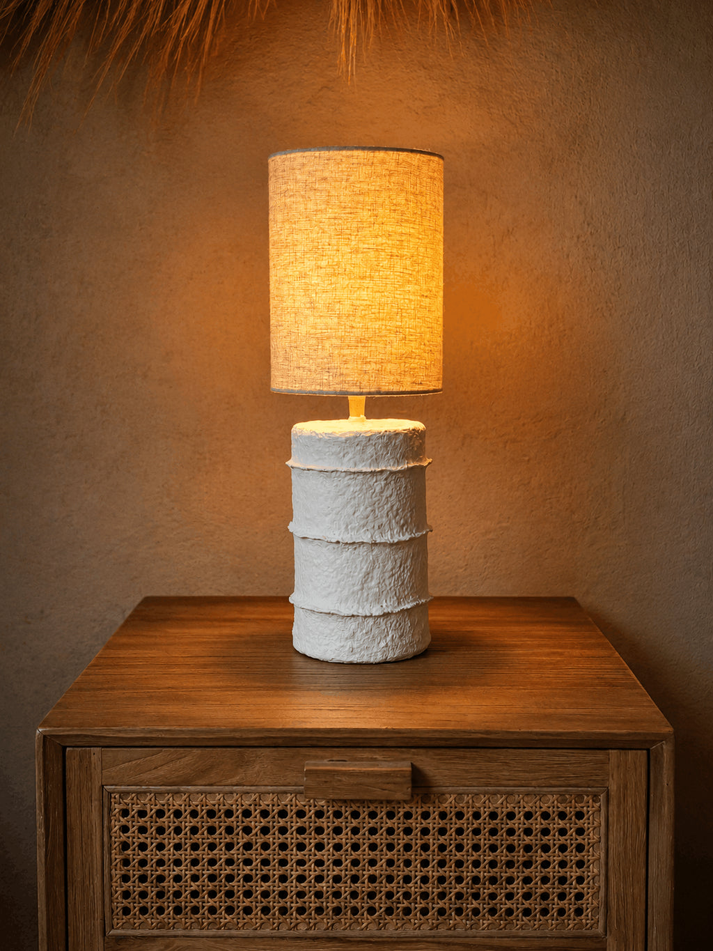 Tischlampe aus Pappmaché in Cremeweiß – H30 cm