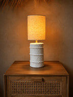 Tischlampe aus Pappmaché in Cremeweiß – H30 cm