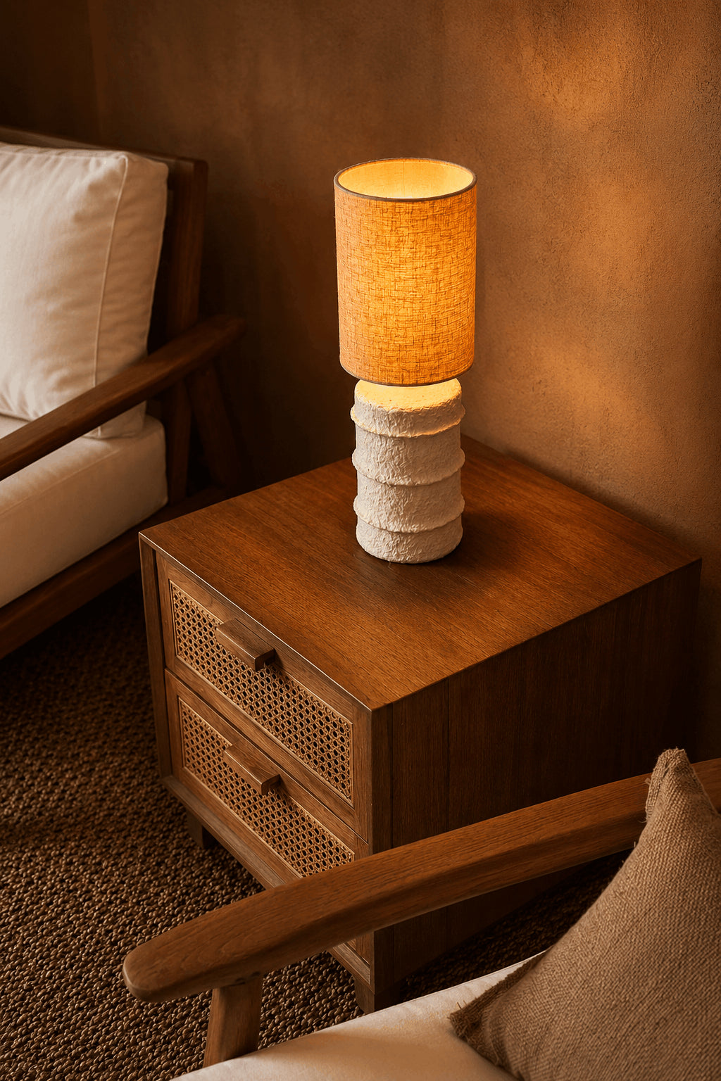 Tischlampe aus Pappmaché in Cremeweiß – H30 cm