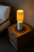 Tischlampe aus Pappmaché in Cremeweiß – H30 cm
