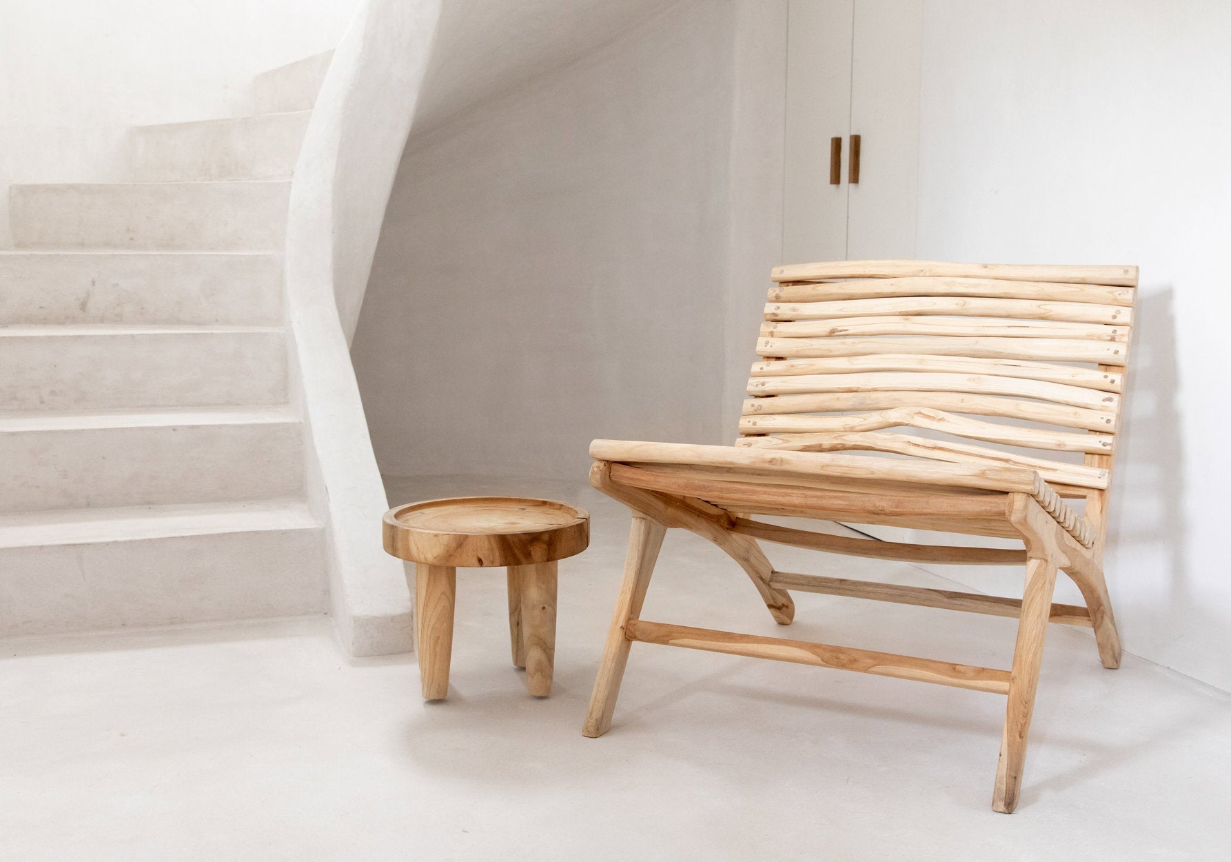 Sessel aus Teakholz Natur mit gewellter Struktur für überdachte Außenbereiche – 85x65 cm