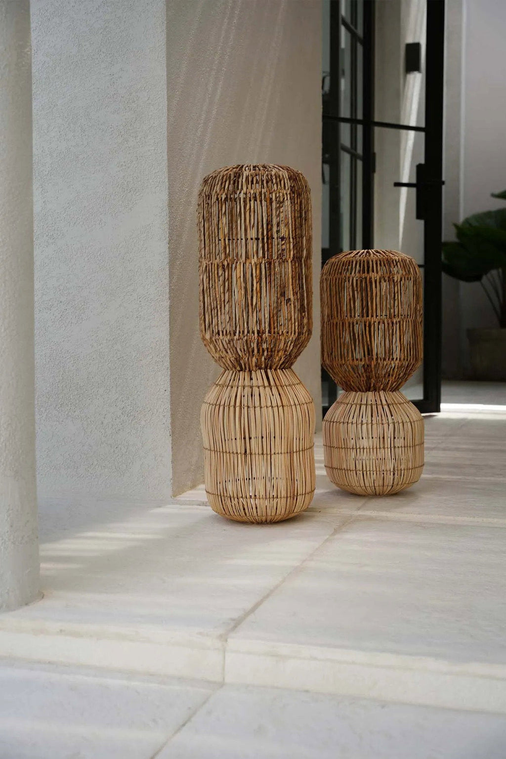 Skulpturale Tischlampe aus geflochtenen Naturfasern – H80 cm