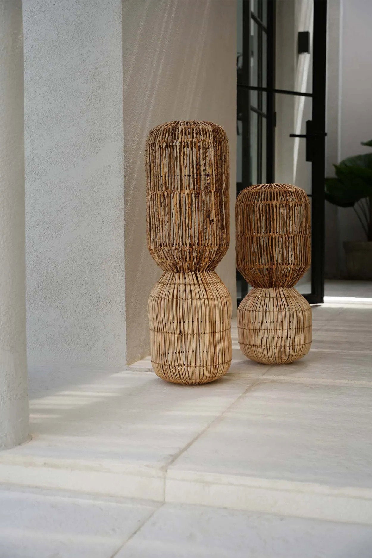 Skulpturale Tischlampe aus geflochtenen Naturfasern – H80 cm