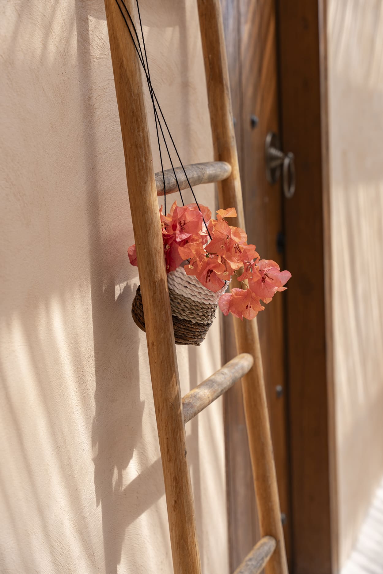 Blumenampel aus Bananenblatt in Weiß und Seegras