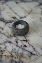 Salzschale aus Lavastein in Grau-Granit, Kieselform