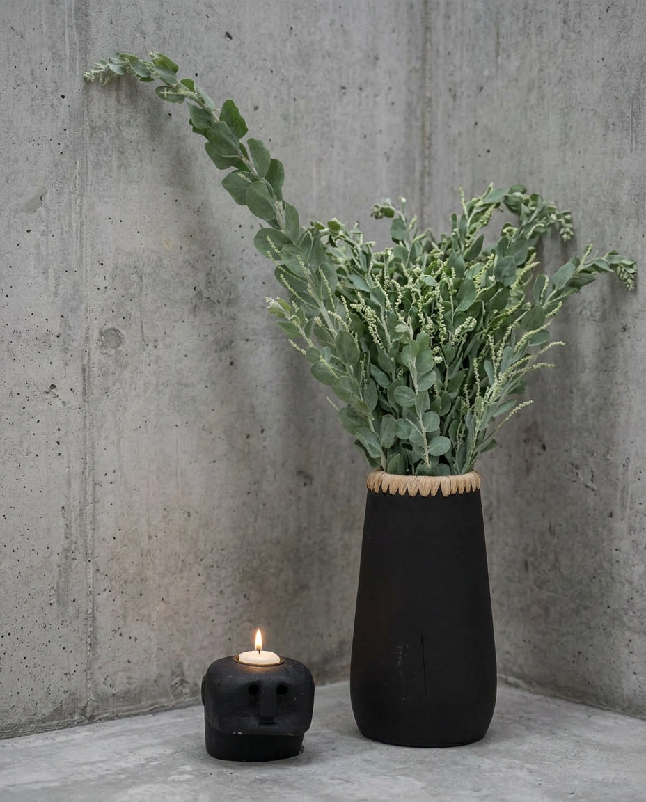 Deko-Vase aus Terrakotta und Raffia in Schwarz 26 cm