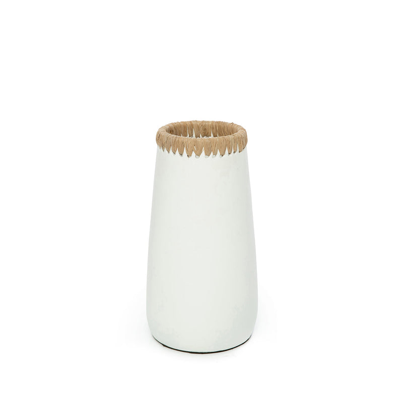 Deko-Vase aus Terrakotta in Naturweiß mit Raffia-Bordüre – H26 cm