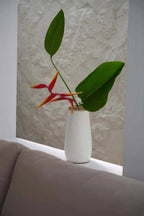 Deko-Vase aus Terrakotta in Naturweiß mit Raffia-Bordüre – H26 cm