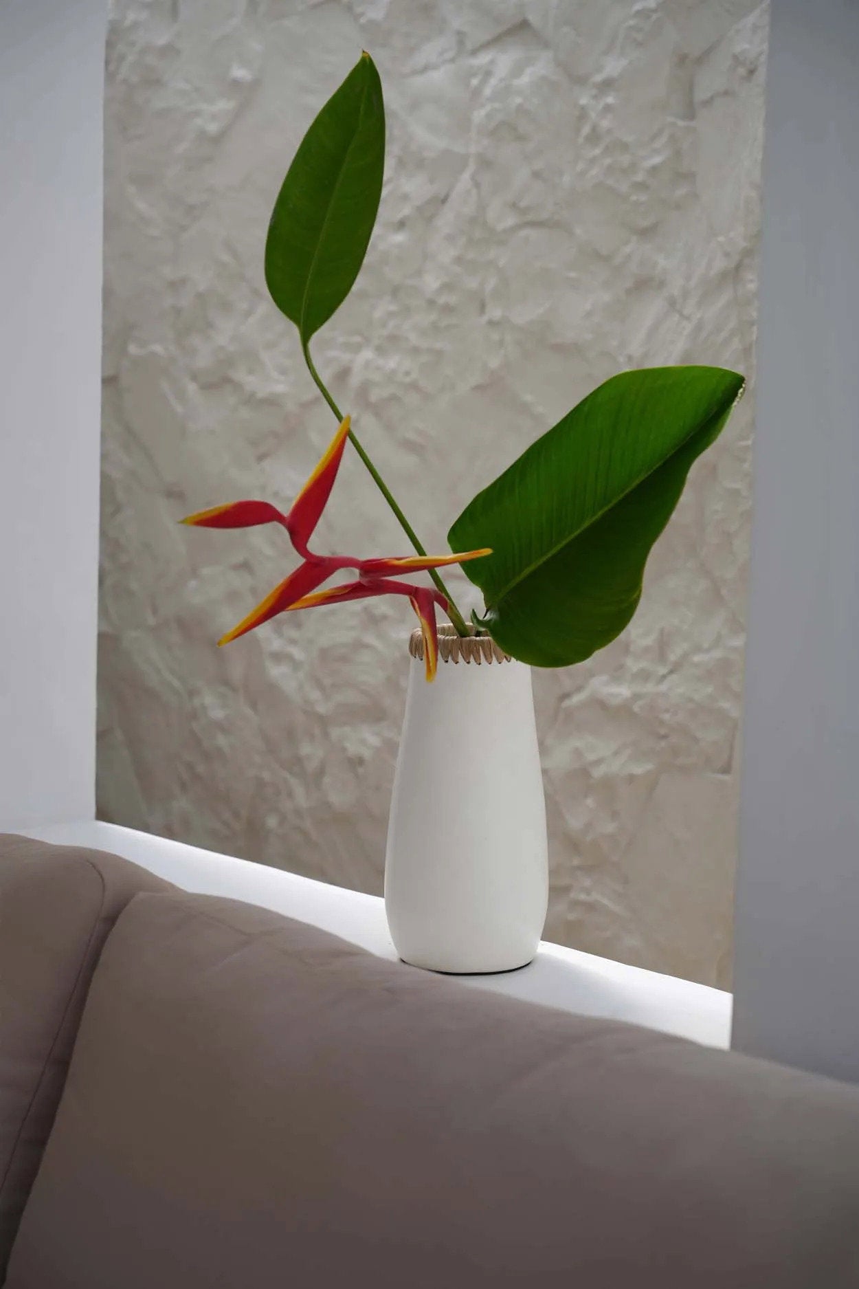 Deko-Vase aus Terrakotta in Naturweiß mit Raffia-Bordüre – H26 cm