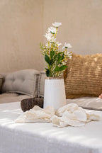 Deko-Vase aus Terrakotta in Naturweiß mit Raffia-Bordüre – H26 cm