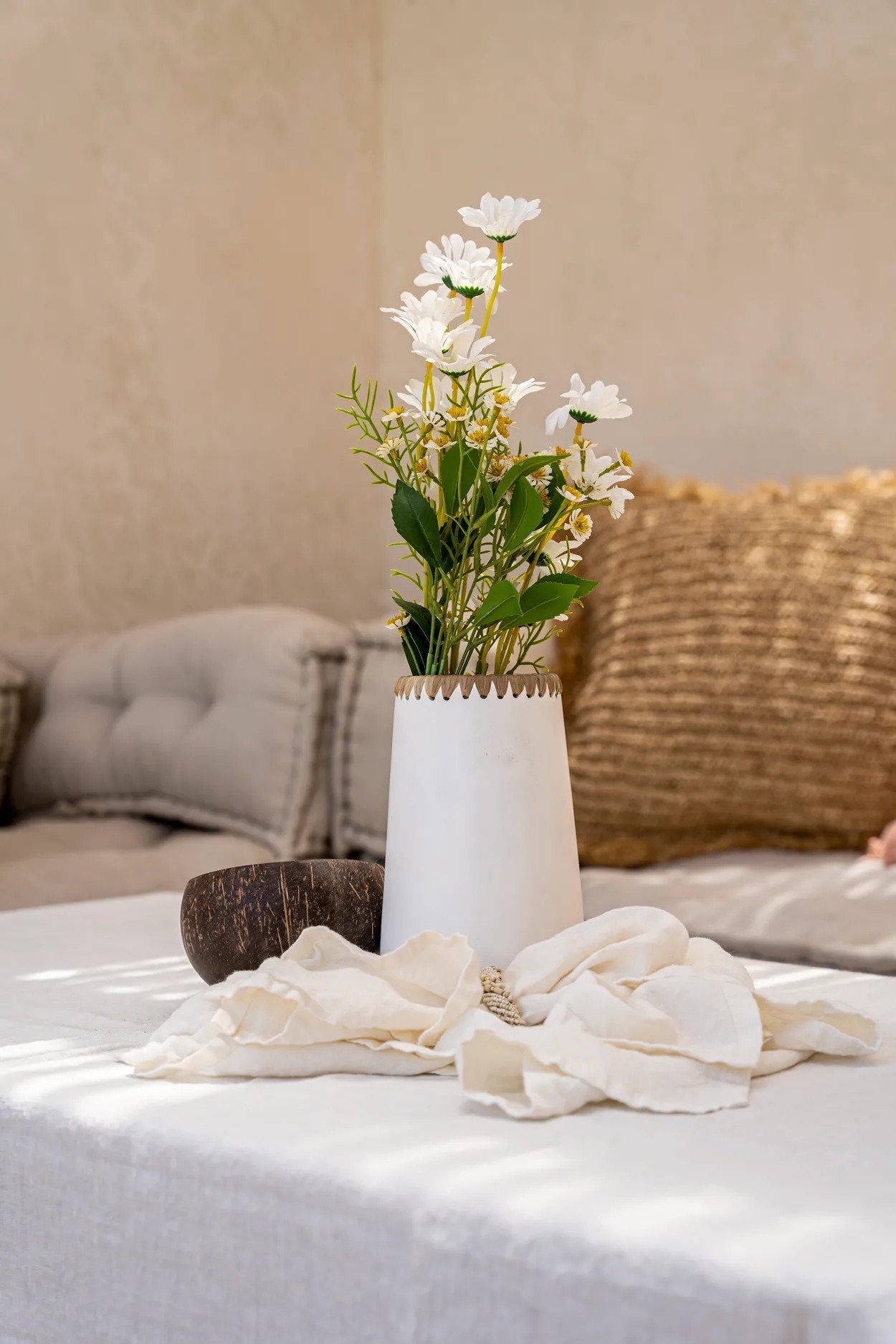 Deko-Vase aus Terrakotta in Naturweiß mit Raffia-Bordüre – H26 cm