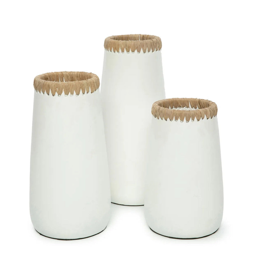 Deko-Vase aus Terrakotta in Naturweiß mit Raffia-Bordüre – H26 cm