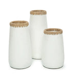 Deko-Vase aus Terrakotta in Naturweiß mit Raffia-Bordüre – H26 cm