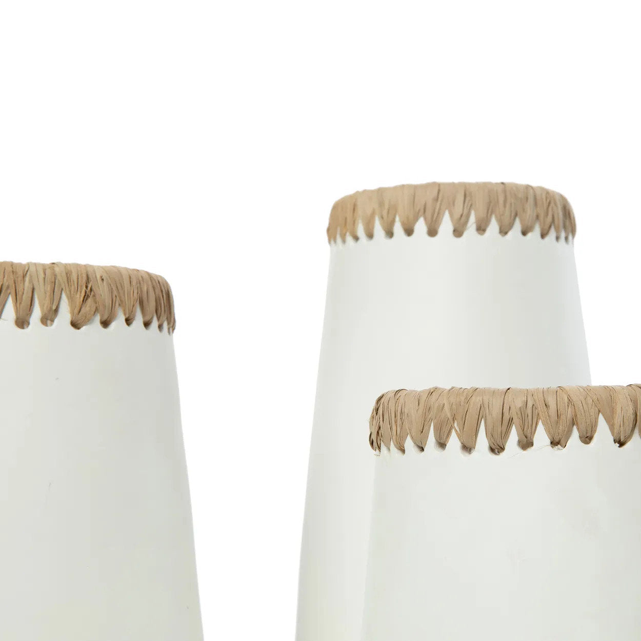 Deko-Vase aus Terrakotta in Naturweiß mit Raffia-Bordüre – H26 cm