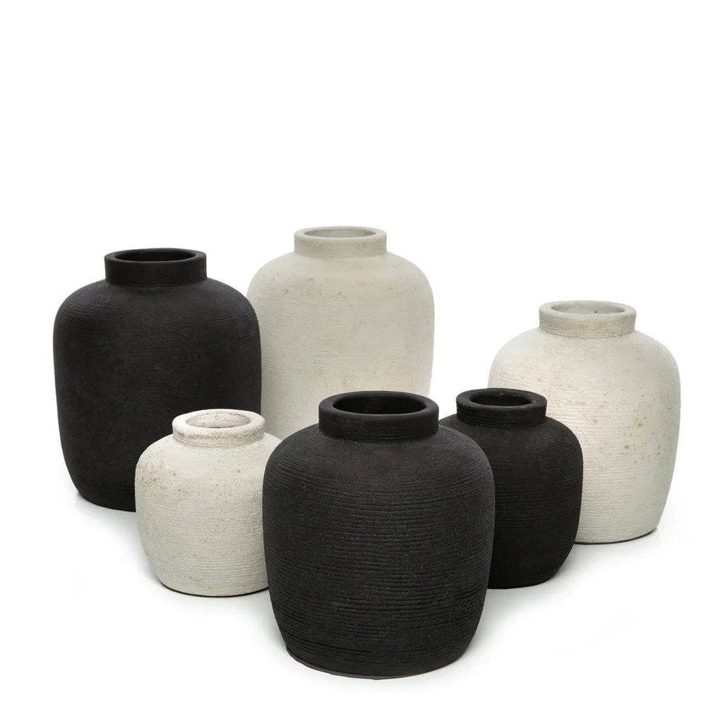 Vase aus schwarzer Terrakotta in runder, strukturierter Form – H22 cm
