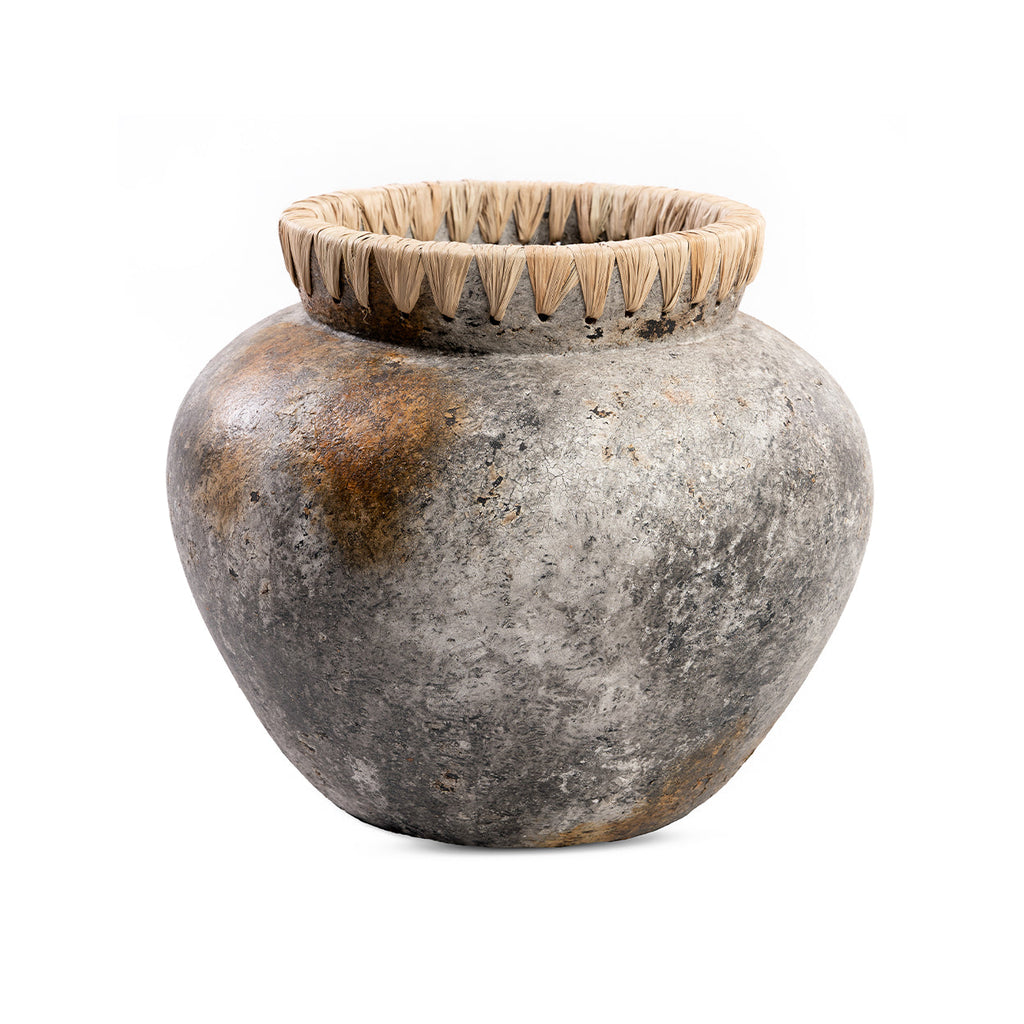Deko-Vase aus grau getönter Terrakotta mit Raffia-Geflecht – H27 cm
