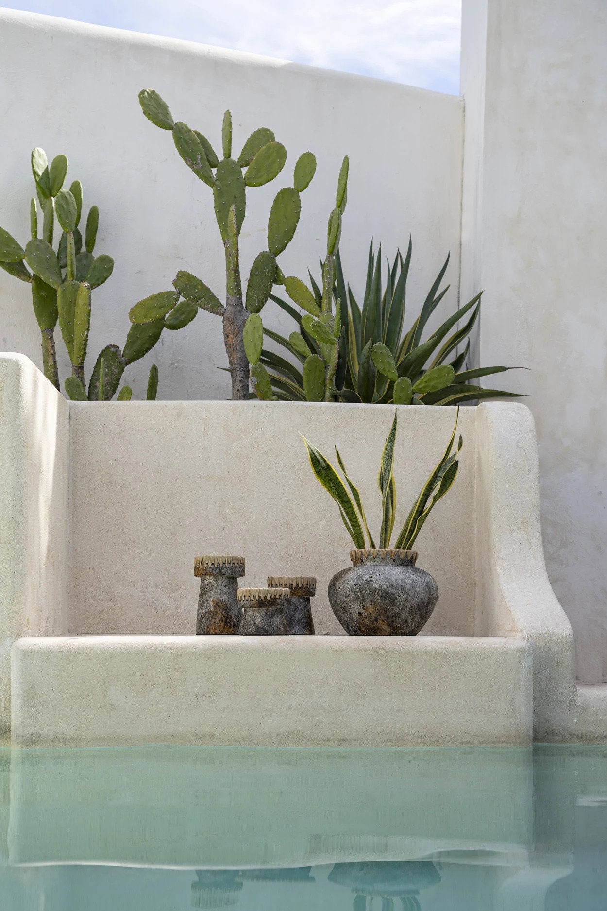 Deko-Vase aus grau getönter Terrakotta mit Raffia-Geflecht – H27 cm