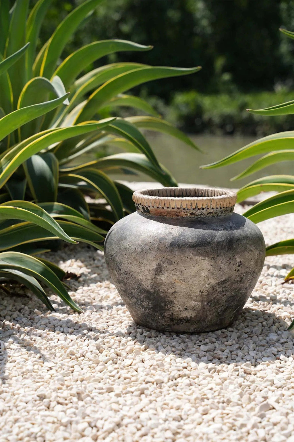 Deko-Vase aus grau getönter Terrakotta mit Raffia-Geflecht – H27 cm