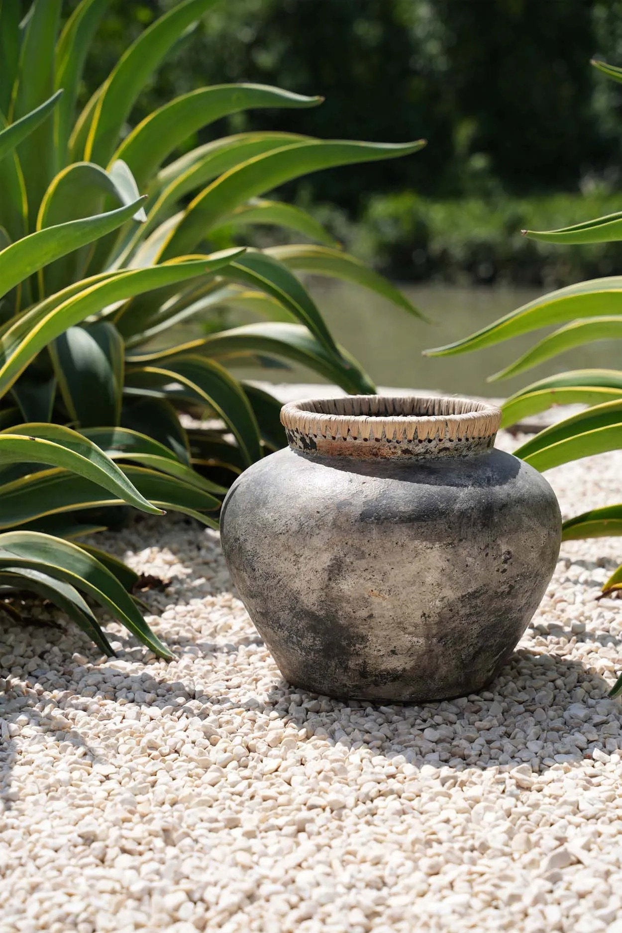 Deko-Vase aus grau getönter Terrakotta mit Raffia-Geflecht – H27 cm