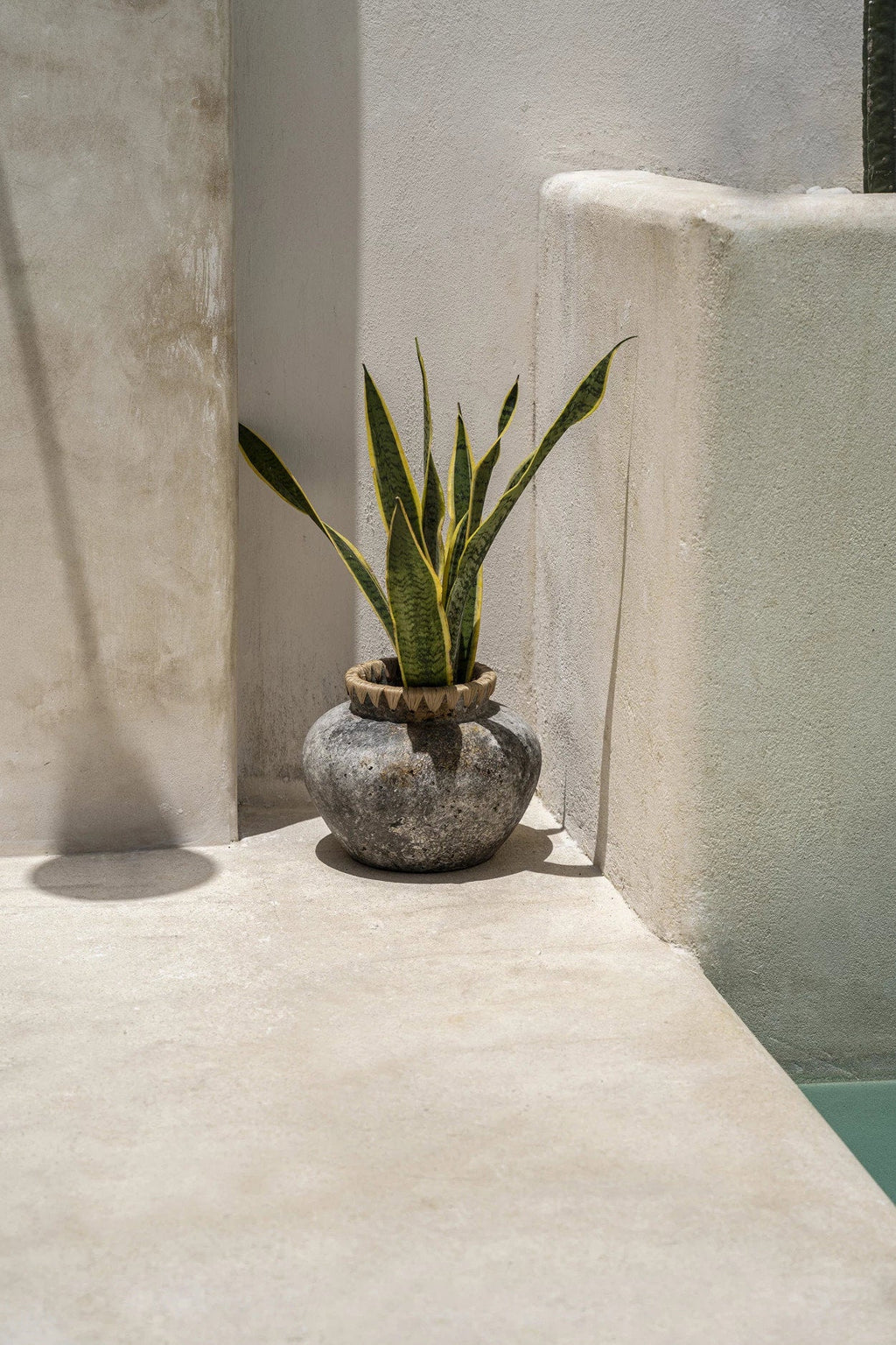 Deko-Vase aus grau getönter Terrakotta mit Raffia-Geflecht – H27 cm