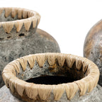 Deko-Vase aus grau getönter Terrakotta mit Raffia-Geflecht – H27 cm