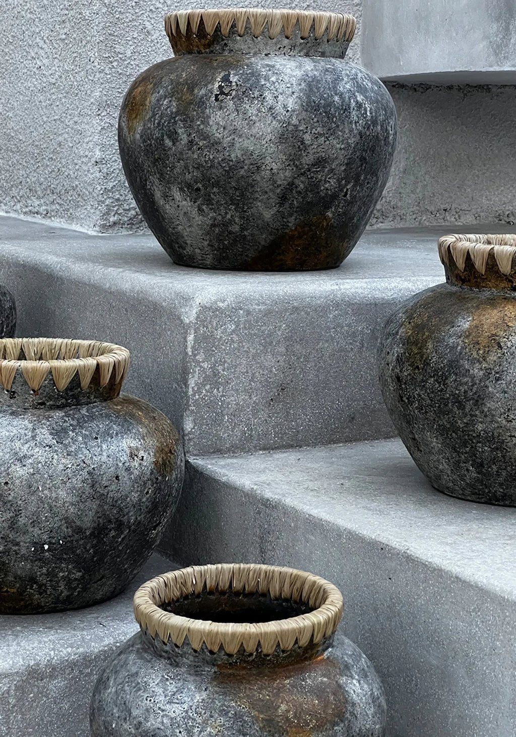 Deko-Vase aus grau getönter Terrakotta mit Raffia-Geflecht – H27 cm