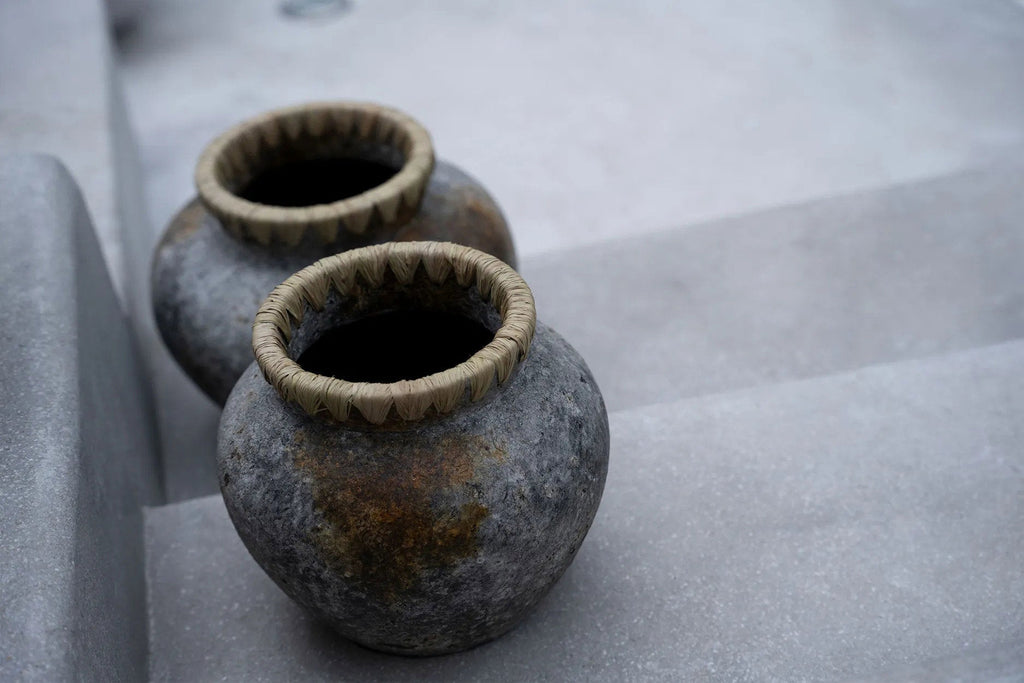 Deko-Vase aus grau getönter Terrakotta mit Raffia-Geflecht – H27 cm